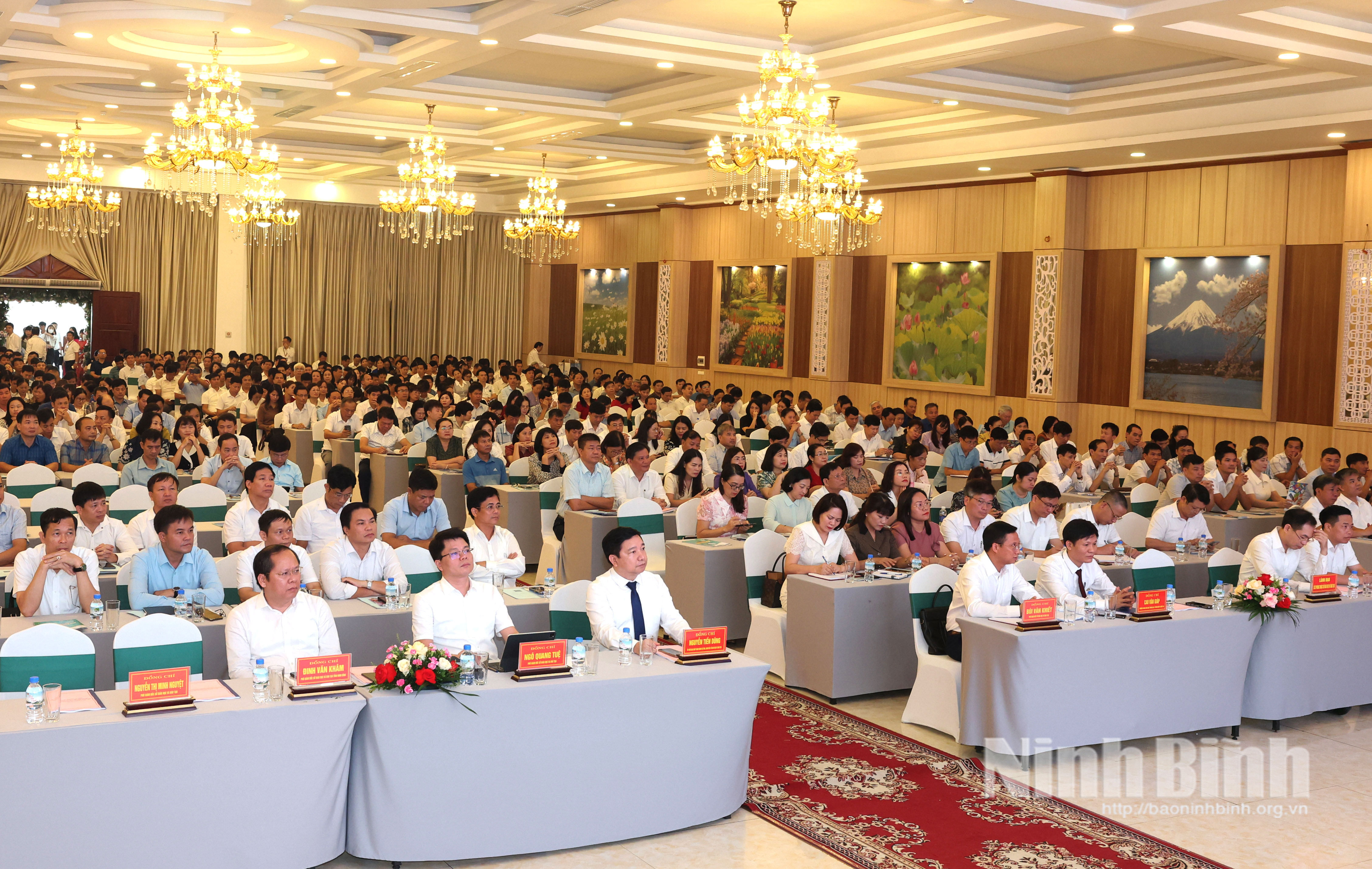 Các đại biểu tham dự hội nghị.